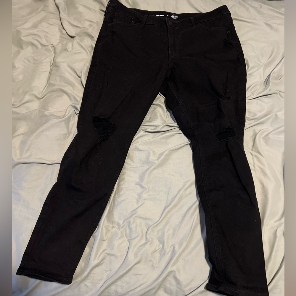 Old Navy Rockstar Skinny Jean
Black
Distressed in knee and above knee
Size 16p